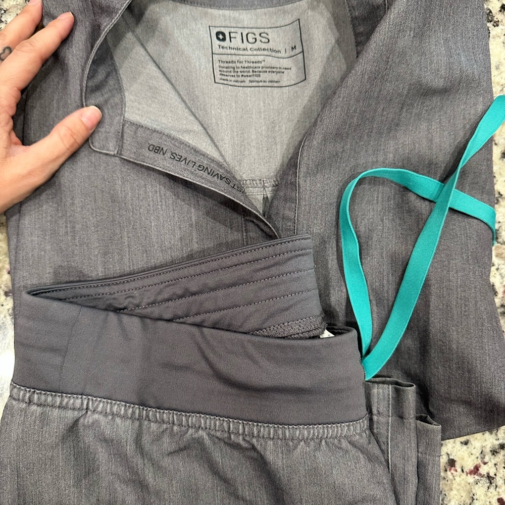 Figs Charcoal Scrub Set with Aqua Accent